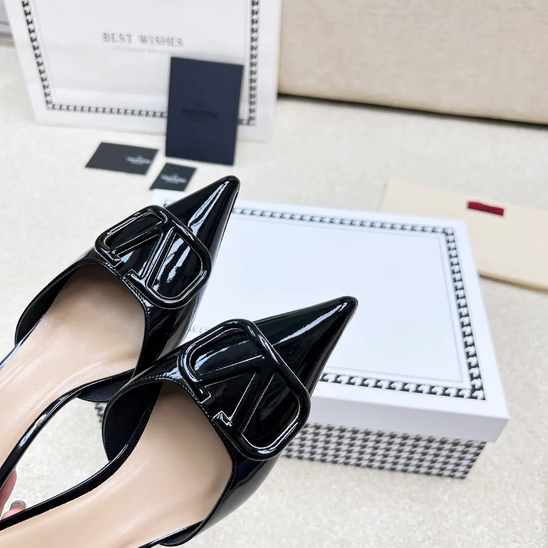 👟👟Ex-factory price 500👟👟 VALENTINO latest V Logo buckle back empty slippers 🔥🔥🔥 🕳️🕳️🕳️ Exclusive original 1-1 development, no goods without the original 〰 ɪɴѓᴏʀᴍᴀᴛɪᴏɴ 〰 Buckle: V-LoGo leather buckle Material: Imported patent leather Lining: full-grain sheepskin Outsole: Italian through-dyed cowhide Midsole: Italian original craft material Process: computer stitching, machine shaping Heel height: 4.0/8cm Made in Italy 🇮🇹 Ready-made code: 35 36 37 38 39 Ready-made custom code: 34 40 41 Delivery period 1-3 days Not retreating